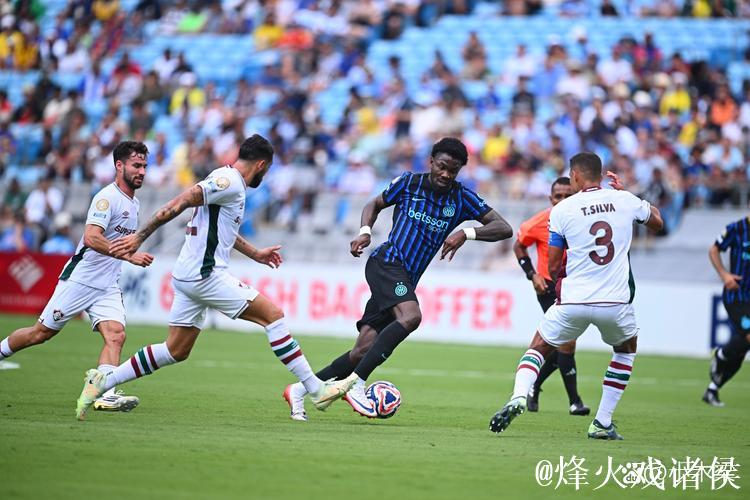 国米与热那亚球迷赛前发生冲突,警方紧急封锁现场交通 国米与热那亚球迷赛前发生冲突,警方紧急封锁现场交通